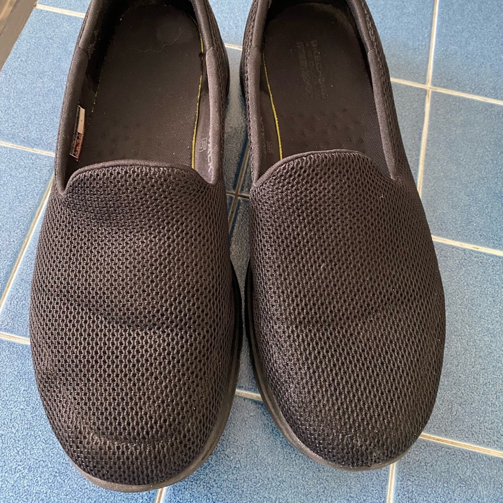 Sketchers Go Walk Sneakers Size 8.5 Wide